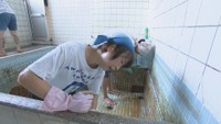 銭湯愛好家の集団「県境なき目地団」が昔ながらの銭湯のタイルと目地をピカピカに 岡山・倉敷市