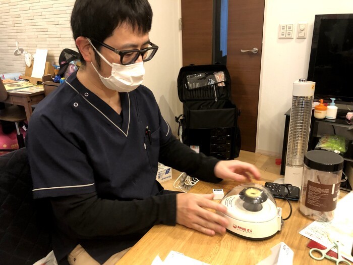 飼い主の自宅に血液検査の機材を持ち込み、その場で検査できる(アニホック提供)