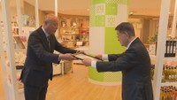 亡き友に思い出のカレーうどんを供えたい…男性客の思いに応えた高松空港の土産物店に「四国おもてなし感激大賞」 香川