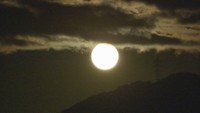 干柿の里を照らした「中秋の名月」 雲に隠れるも柿鮮やか 岡山・真庭市