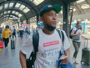 別れた父を探すハーフ芸人・武内剛さんの旅　映画「パドレ・プロジェクト」が映す家族