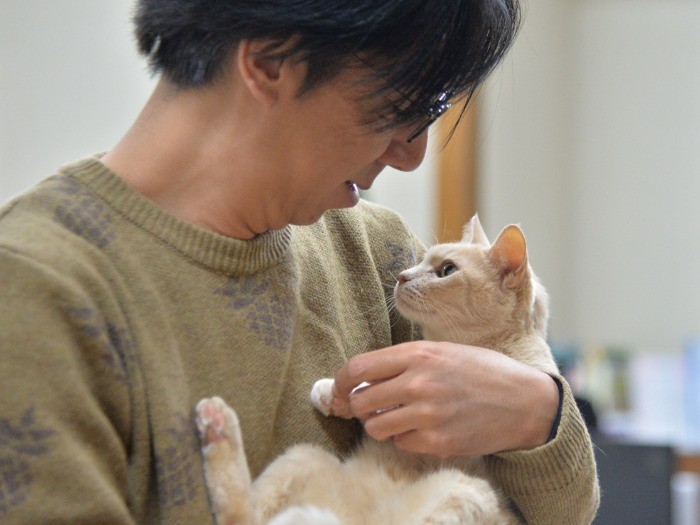 「君との出会いから始まったんだよ」ふたばを抱く鶴田さん