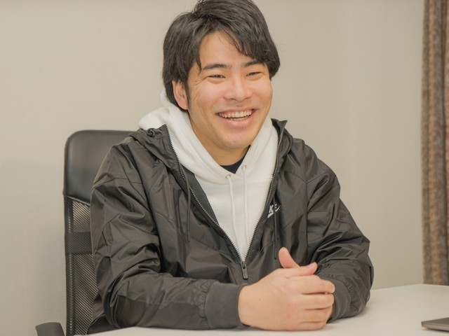 笑顔で話すドズルさん(撮影・山内康平)