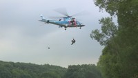 大規模災害を想定したヘリコプターの水難救助訓練 岡山・倉敷市〈西日本豪雨から5年〉
