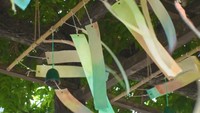 カラフルな伝統和紙が風に揺れる 「神代和紙」と風鈴が涼を演出 岡山・新見市