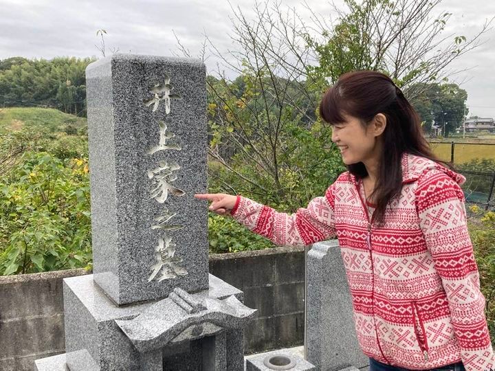 墓の「家」にカエルが住みついて1か月半 毎朝の墓参りで発見、亡き父かな?