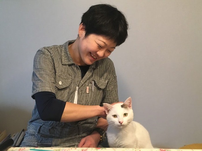 ゆわんくんお届けの日。「しあわせになるんだよ」と齋藤先生(萬浪友恵さん提供)