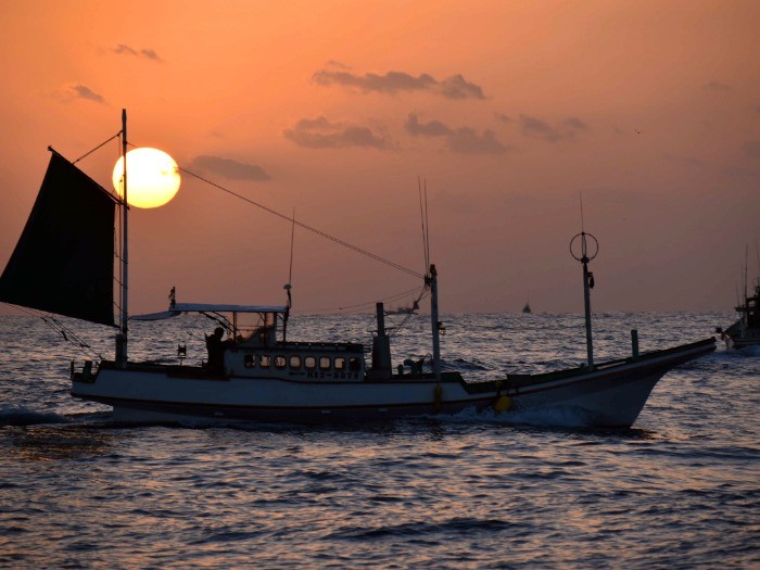 昇った朝日と漁船=2018年11月30日午前6時54分、高知県室戸市の室戸岬沖、笠原雅俊撮影