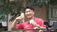 パリ五輪レスリング金・日下尚選手が高松市の商店街で凱旋パレード 約2万人の市民が集まる