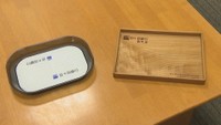 高校生が建築用の廃材で作ったトレーを百十四銀行に寄贈 店舗の相談窓口で使用へ 香川・高松市