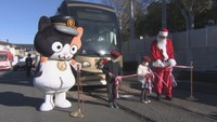 「クリスマス電車」が運行開始 路面電車をリースやツリーで飾り付け 岡山市