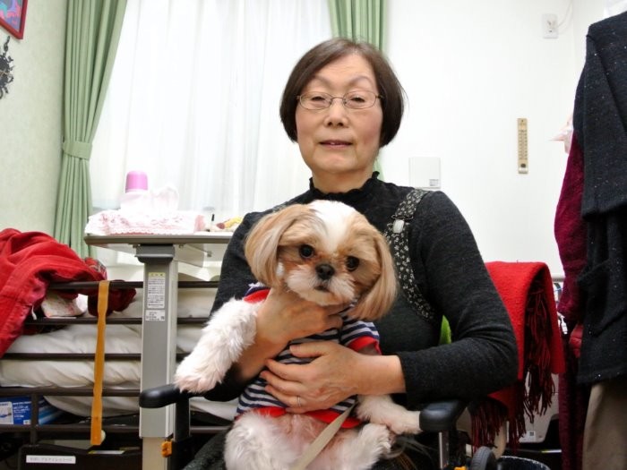 ペット可の住宅型有料老人ホームで暮らす好川富子さんと愛犬のシーちゃん