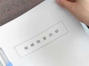 「死因贈与」とは?遺贈の違いと手続きの注意点を解説