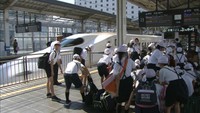秋の修学旅行シーズン、専用新幹線が岡山駅から出発 小学生が歴史や文化などを学ぶ