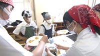 災害に備え 児童生徒らがポリ袋を使ってカレー作り 食品栄養学科の学生が指導