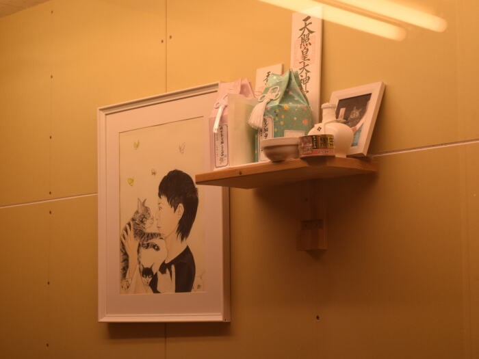 シェルターの一角には、旅立った猫たちのお骨がまつってある