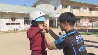 バイクレーサーが幼稚園で自転車の安全講習 ヘルメットの大切さなど伝える 岡山・総社市