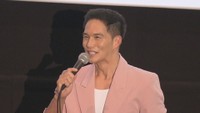 俳優・市原隼人さんが映画「おいしい給食」公開で舞台挨拶 誕生日の女の子に歌のお祝いも 岡山