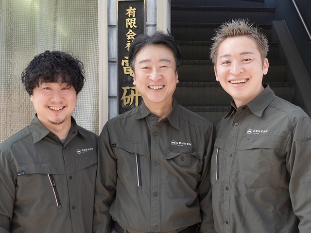 大阪市生野区の「電研」の4代目社長桐島張央(はるひさ)さん(写真中央)、長男誠さん(写真左)、双子の次男豊さん