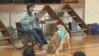 小学校で「補助犬」の出前授業 障害への理解深める 高松市