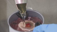 高校生が食品加工実習に挑戦! 廃棄部分のマグロの尾びれで「アヒージョの缶詰」づくり 香川