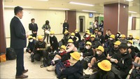 豪雨で被災しプレハブ校舎に引っ越し 2カ月遅れで修学旅行へ 倉敷市真備町の小学校
