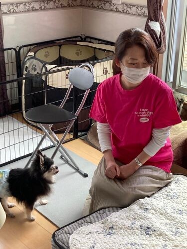 アグリドッグレスキューの広報を担当する鈴木聡子さん。動物の世話以外にも、自分の得意なことを生かすボランティアも必要とされている