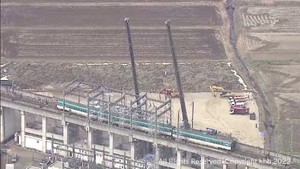 地震で脱線した東北新幹線 クレーン車で車両を線路に戻す作業が始まる