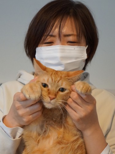 「可愛くって、猫吸いで元気をチャージ」