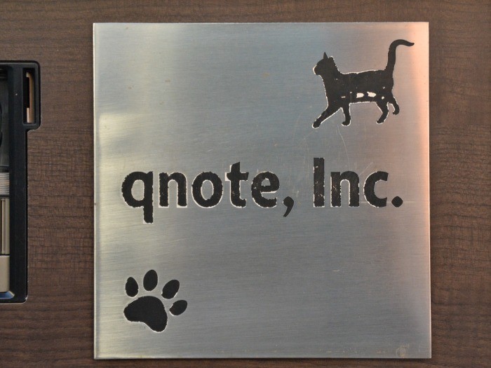 表札には猫と肉玉のマーク。qnoteとは「4分音符」のこと