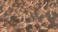 はだか祭りとして知られる「西大寺会陽」が西大寺観音院で開かれ約1万人の男たちが宝木を奪い合い 岡山市