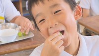 小学生が県特産のマスカットについて生産者から学ぶ 岡山市