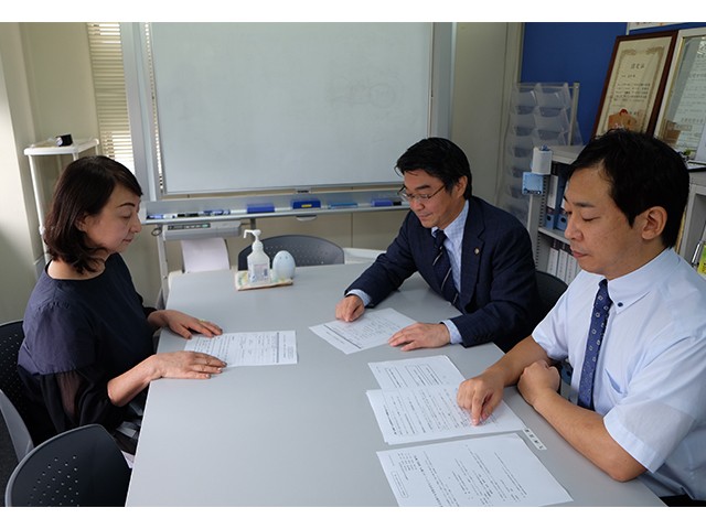 140100 田中会計事務所2 会議中