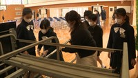 〈新型コロナ〉今年は「新入生と手をつないでの入場中止」も…小学6年生が入学式の準備 岡山市