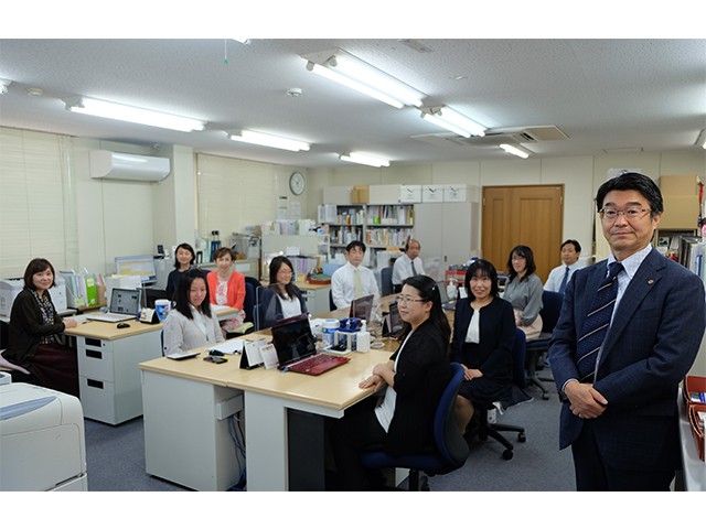 140100 田中会計事務所3 会議中