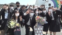 異動で島を離れる高校の教職員を生徒たちが見送り 香川・小豆島