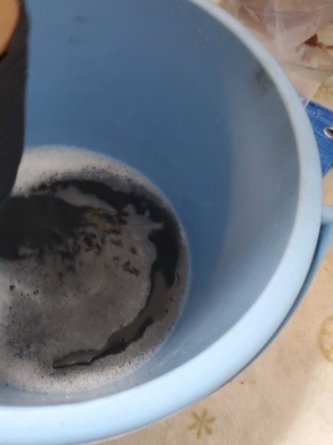 エアコンを高圧洗浄すると毛の混ざった汚れた水が