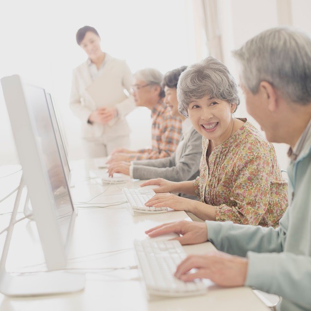 パソコンを学ぶ人たち