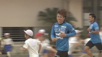 ファジアーノ岡山の選手が小学校で児童と鬼ごっこ 新加入選手も笑顔で触れ合い