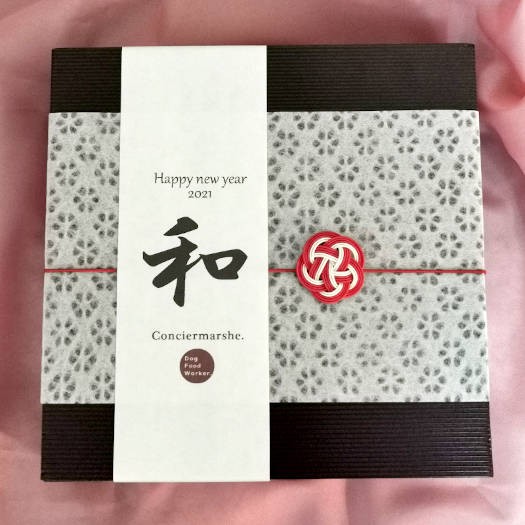 風呂敷を開けると、立派なパッケージが