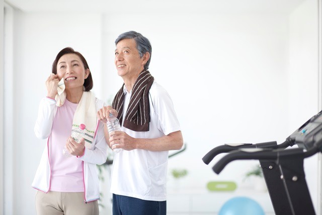 運動するシニア夫婦