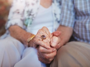 子どもがいない夫婦の相続 配偶者のみが相続人? よくあるトラブルと対処法を解説