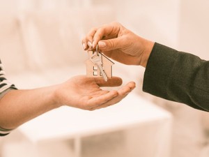 贈与の取り消しは可能? 条件や方法、取り消した場合の贈与税について解説