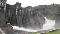 石造りのダムから大迫力の水しぶき 豊稔池で今年も「ゆる抜き」 香川・観音寺市