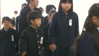 真新しい制服で登校!岡山市の小学校で入学式