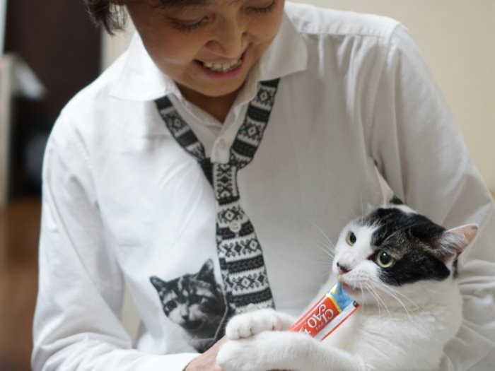 おやつに夢中なヒカル君「ママの洋菓子は食べられないので、僕はこれ」