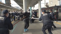 駅のホームで刃物振り回し暴れる男…警察とJRが不審者対応訓練 香川