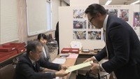 岡山県の公立高校 多面的に評価する特別入試の出願開始 中学校教員が願書を提出「全員が合格してほしい」