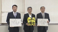水難事故から子どもを守る 保険会社などが香川県教委にライフジャケットを寄贈
