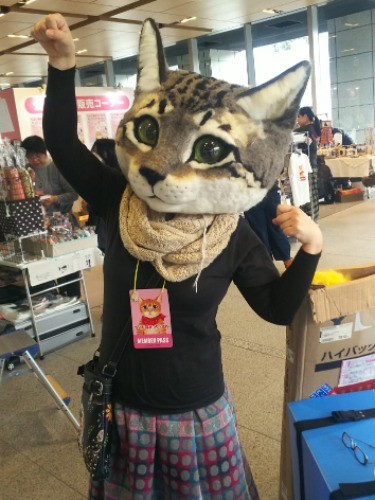 開場前の準備中。試しにかぶってみたところ。こんなオバさんでも可愛くなれるからすごい